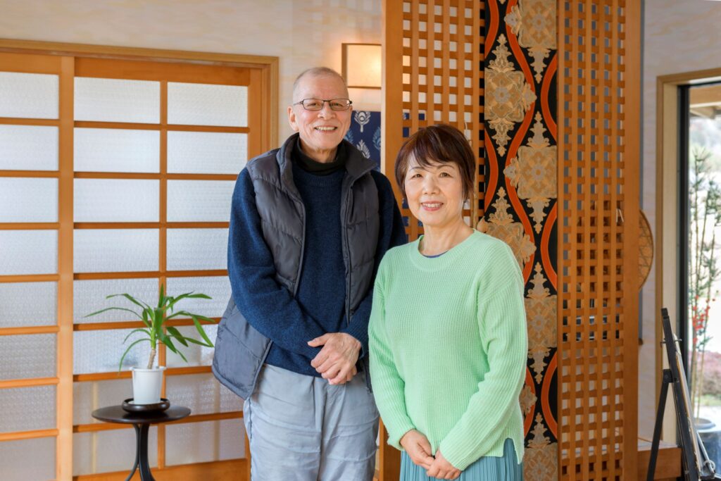 仙境庵を経営する田中秀臣さんと妻の由季子さん